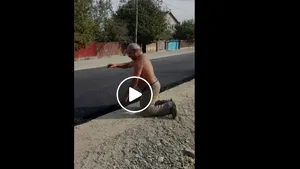  „Bucuria asfaltului”: Cum reacţionează un bărbat din Bacău care vede pentru prima dată asfalt pe strada sa | VIDEO
