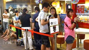 Lupte feroce pentru figurine Hello Kitty, în magazinele McDonald's din Singapore - VIDEO