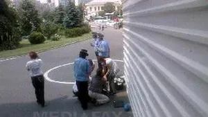 Vicepreşedintele INS Beatrix Gered a leşinat pe treptele Guvernului, venind la şedinţă - FOTO EXCLUSIV