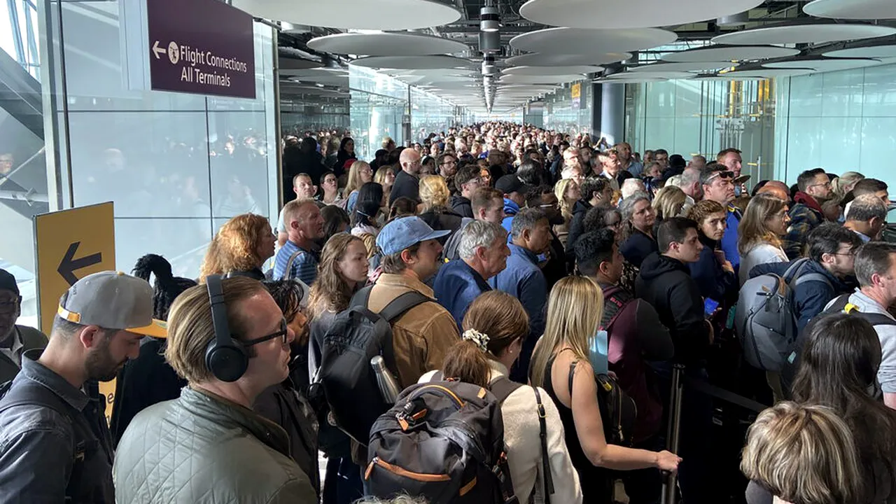 Unele zboruri au fost reluate de pe Heathrow, după incendiu