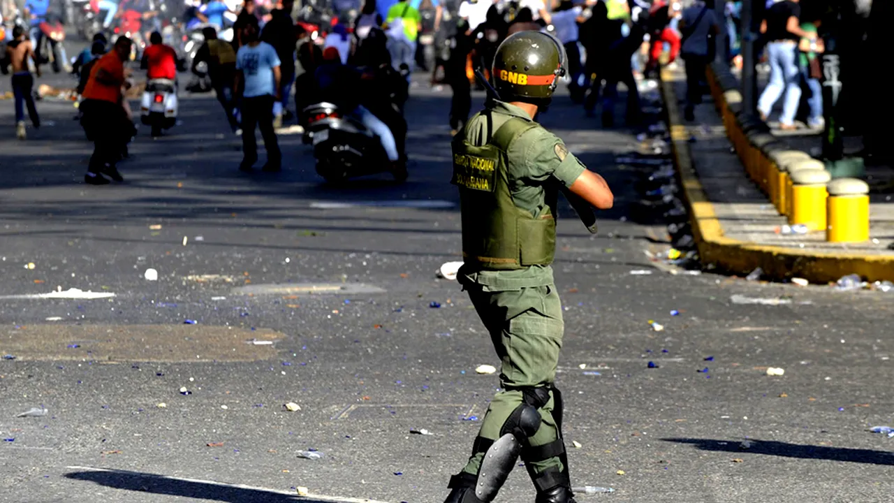 VIOLENŢE în Venezuela: Forţele de ordine au deschis focul asupra protestatarilor. Cel puţin o persoană a fost ucisă