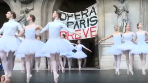 VIDEO. Balerinele au luat cu asalt Opera din Paris, în semn de protest faţă de reforma pensiilor propusă de Emmanuel Macron