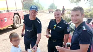 Pompierii români, emoţionaţi de gestul unui copil grec, al cărui sat ardea. „Am mers în Grecia să ajutăm, însă am primit mult mai mult!”