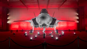 Compania Lockheed Martin a prezentat guvernului polonez primul F-35 produs pentru armata Poloniei. Avioanele vor fi numite „Husarz” pentru a comemora unitatea de cavalerie de elită a Poloniei