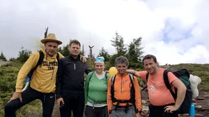 Pelerinaj pentru o cauză nobilă: Trei pelerini au mers pe jos din Cluj până la Şumuleu Ciuc şi au strâns bani pentru o fetiţă bolnavă | FOTO