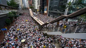 Proteste violente în Hong Kong: Autorităţile au folosit gaze lacrimogene 