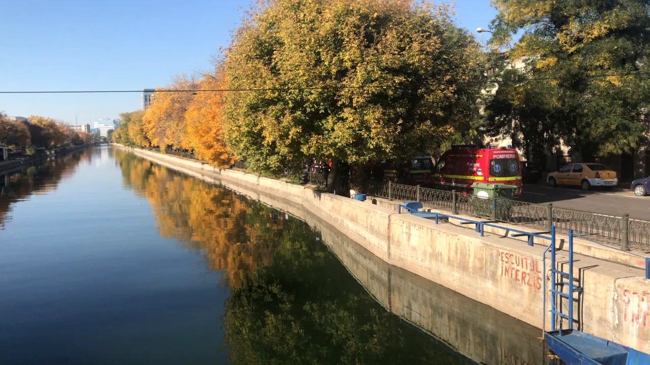 Un bărbat căzut în Dâmboviţa a fost scos de trecători, dar este inconştient. Bărbatul a fost resuscitat şi va fi transportat la Spitalul „Bagdasar Arseni” | FOTO