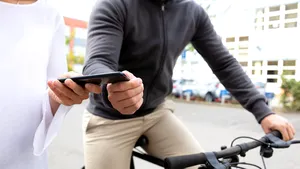 Scene şocante în Bucureşti după ce un bărbat i-a furat telefonul unei tinere. Femeia a fost târâtă cu maşina 