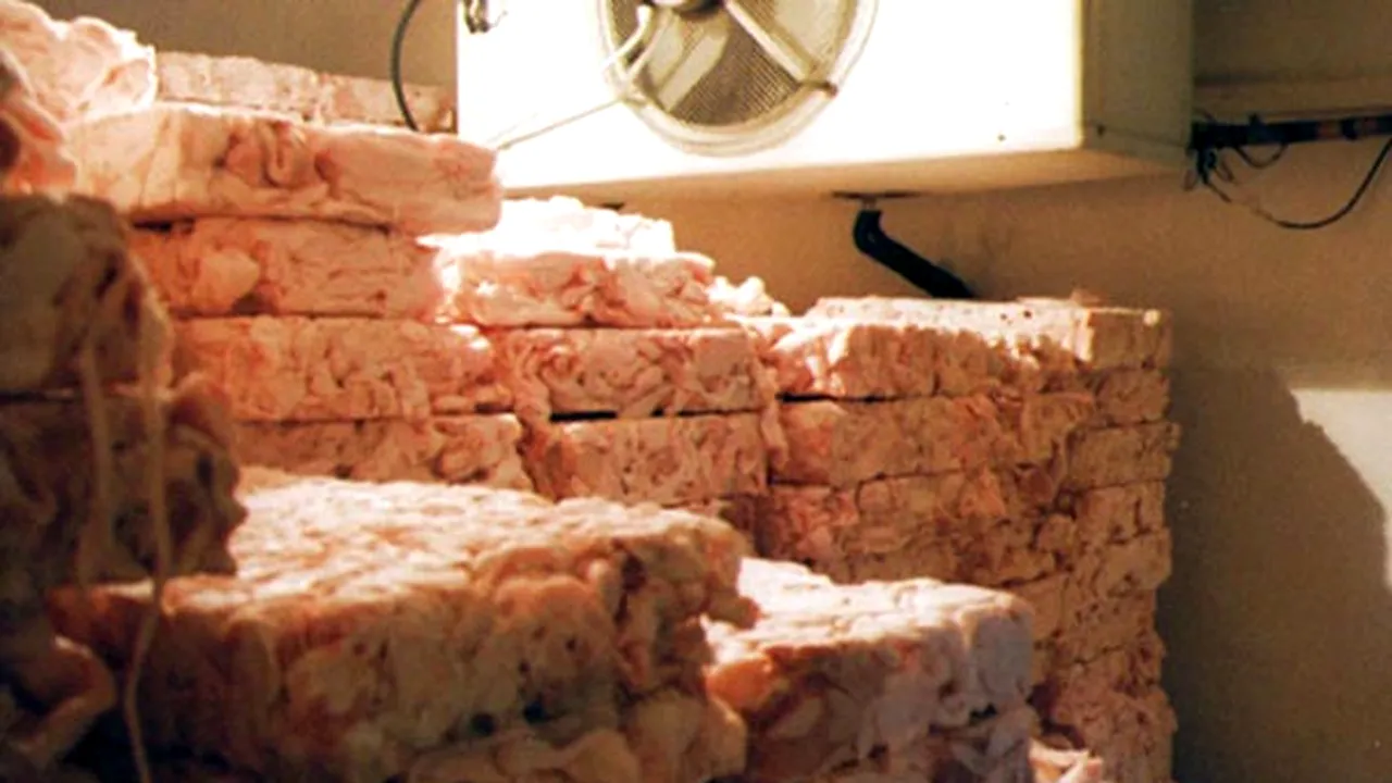 Aproape 19 tone de carne expirată într-un depozit din Bihor
