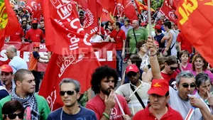 Transportul public şi traficul aerian din Italia, afectate de o grevă faţă de planul de austeritate