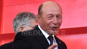 Coloana oficială a lui Traian Băsescu, blocată. Un bistriţean s-a aşezat în faţa ei pentru a-i da o scrisoare