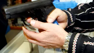 Agent de pază la o sală de jocuri din Colentina, împuşcat cu un pistol cu bile de cauciuc - VIDEO