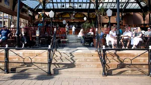 Cafenelele şi barurile din Franţa primesc o nouă lovitură. Ce restricţii plănuiesc autorităţile de la Paris