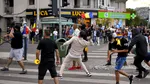 Violențele s-au reluat în Piața Victoriei: Manifestanții aruncă din nou cu sticle și pietre în jandarmi