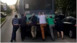 VIDEO | Distanţare socială ZERO, la împins troleibuzul. Un fost ministru al Sănătăţii deplânge starea „celui mai ecologic mijloc de transport”. Reacţia STB