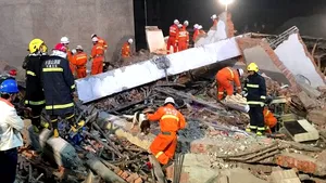 TRAGEDIE în China. O clădire cu două etaje s-a prăbuşit: Cel puţin 17 morţi şi 23 de răniţi - VIDEO