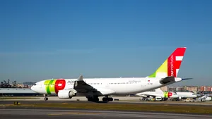 Mai mulţi români reclamă că sunt ţinuţi în Lisabona, după ce zborul a fost anulat fără explicaţii / Agenţie de turism: Pasagerii ar putea primi compensaţii de până la 400 de euro / Reacţia MAE