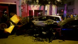Cinci maşini parcate pe Calea Griviţei din Capitală au fost distruse de un şofer băut - FOTO 