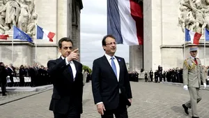 Hollande şi Sarkozy participă împreună la ceremonia de la mormântul soldatului necunoscut