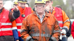 Protest la Termocentrala Mintia: Peste 70 de angajaţi spun că nu şi-au primit drepturi salariale. FOTO