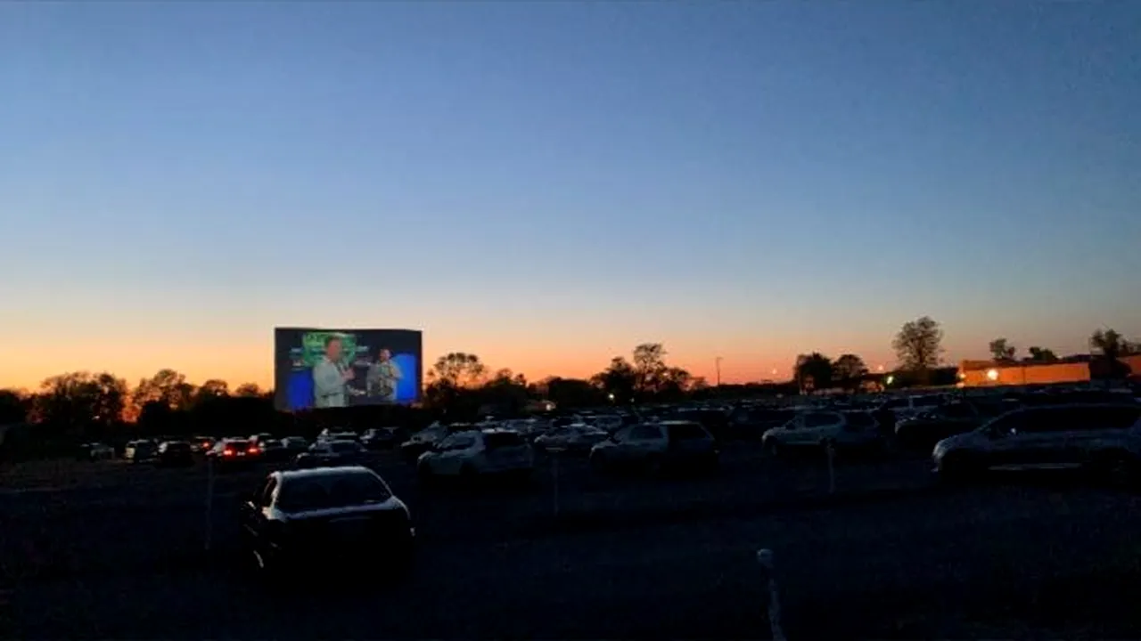 Slujbă atipică de Înviere: Enoriaşii s-au adunat fără riscuri, într-un spaţiu dedicat cinematografelor drive-in