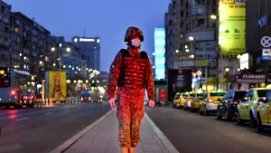 România are sute de fabrici care produc măşti, dar dă milioane pe importuri. Patru firme au primit 183 de mil. de lei de la stat 