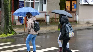 METEO. Vremea se răceşte. ANM anunţă ploi începând de joi seara 