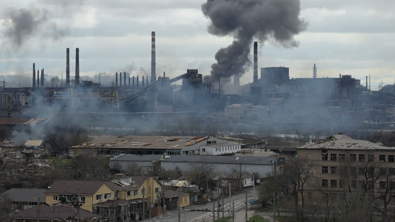 Războiul din Ucraina, ziua a 71-a. Rusia exersează atacuri cu rachete cu capacitate nucleară / „Bătălii sângeroase” la oţelăria Azovstal. Ursula von der Leyen: Putin trebuie să plătească. Marşuri anulate de Ziua Victoriei. Zelenski s-a împăcat cu preşedintele Germaniei. Youtube a blocat un post de radio rusesc. În Mariupol, ocupanţii schimbă indicatoarele rutiere