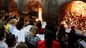 Cântăreţii bisericeşti, fără salarii 3 luni, după ce au fost asimilaţi greşit unei funcţii clericale