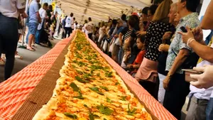 O pizza uriaşă a fost vândută în Australia. Banii vor fi donaţi pentru o cauză nobilă | VIDEO 