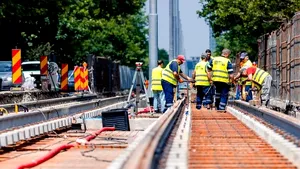 Nicuşor Dan: Am semnat contractul pentru reabilitarea a încă 18 km de linii de tramvai