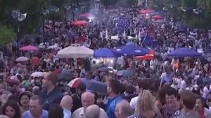 CRIZA din Grecia: Cozi lungi la bănci, înainte ca Eurogrupul să analizeze o nouă propunere a Greciei. 10.000 de persoane s-au adunat la Atena - FOTO,  VIDEO