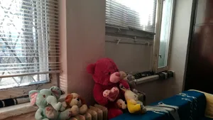 Când părinţii nu sunt ACASĂ. Soluţia Primăriei Capitalei pentru părinţii care nu au liber de la serviciu: Grupuri de mai mulţi copii pe scara blocului