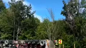 Trafic oprit după ce o autocisternă cu benzină s-a răsturnat pe DN7 în localitatea Cotmeana, județul Argeș