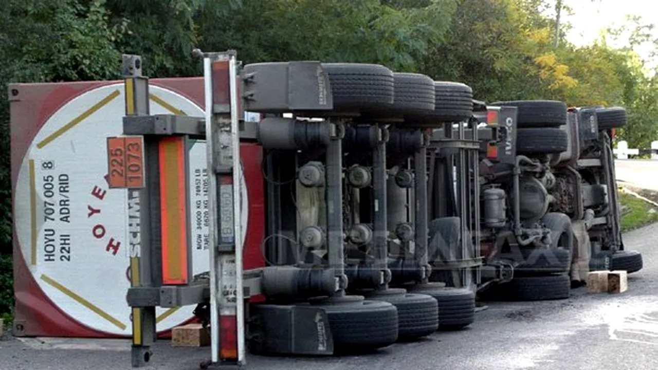 O cisternă s-a răsturnat pe A2 şi a lovit o maşină. Traficul, blocat din cauza scurgerii de carburant
