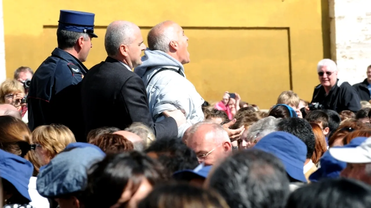 Un bărbat, evacuat de la audienţa săptămânală a Papei Benedict