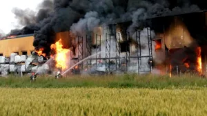Incendiul de la fabrica de pantofi din Jilava - Garda de Mediu: Fumul se îndreaptă spre localitate, dar populaţia nu este în pericol