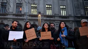 Protest la Universitate faţă de votul dat de Senat împotriva arestării lui Dan Şova - FOTO