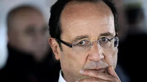 Francois Hollande ar pierde alegerile prezidenţiale, potrivit unui sondaj