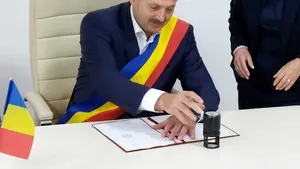 Primarul din Buşteni, cercetat după ce ar fi lovit o femeie în cap şi a dat-o afară din birou - surse
