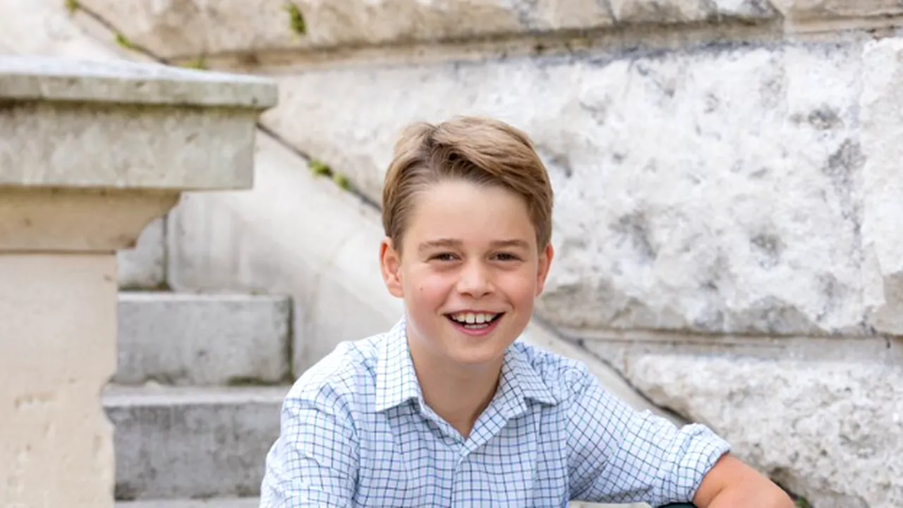 O nouă fotografie cu prinţul George zâmbitor a fost publicată la împlinirea a 10 ani