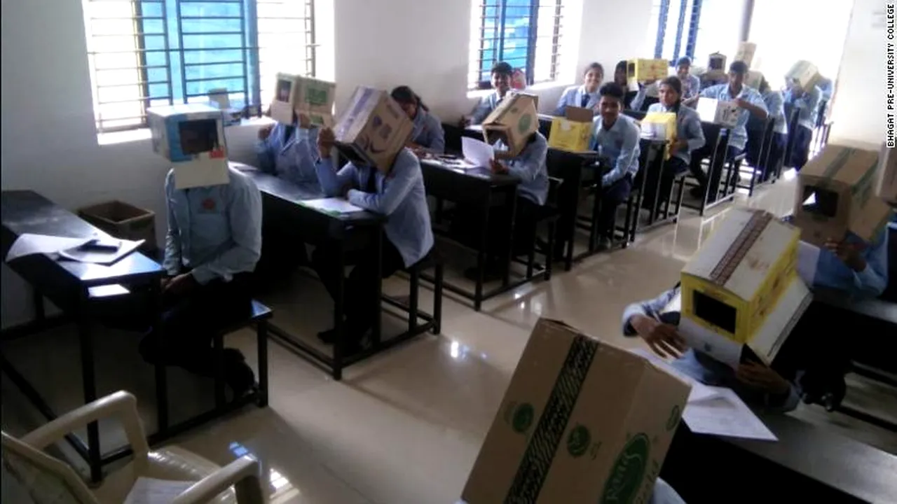 Idee trăznită într-un liceu din India. Cutii de carton, puse pe cap elevilor, ca să nu copieze. Copiii au venit pregătiţi de acasă 