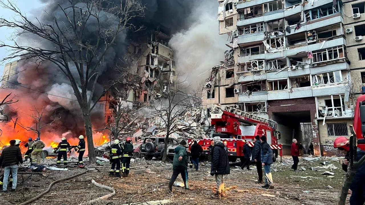 O rachetă a lovit un bloc din oraşul Dnipro. Echipele de salvare caută supravieţuitori