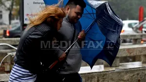 Meteorologii au emis cod portocaliu de ploi torenţiale până duminică şi cod galben de caniculă, valabil vineri şi sâmbătă