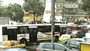 Blocaj rutier, străzi surpate şi inundaţii în Capitală