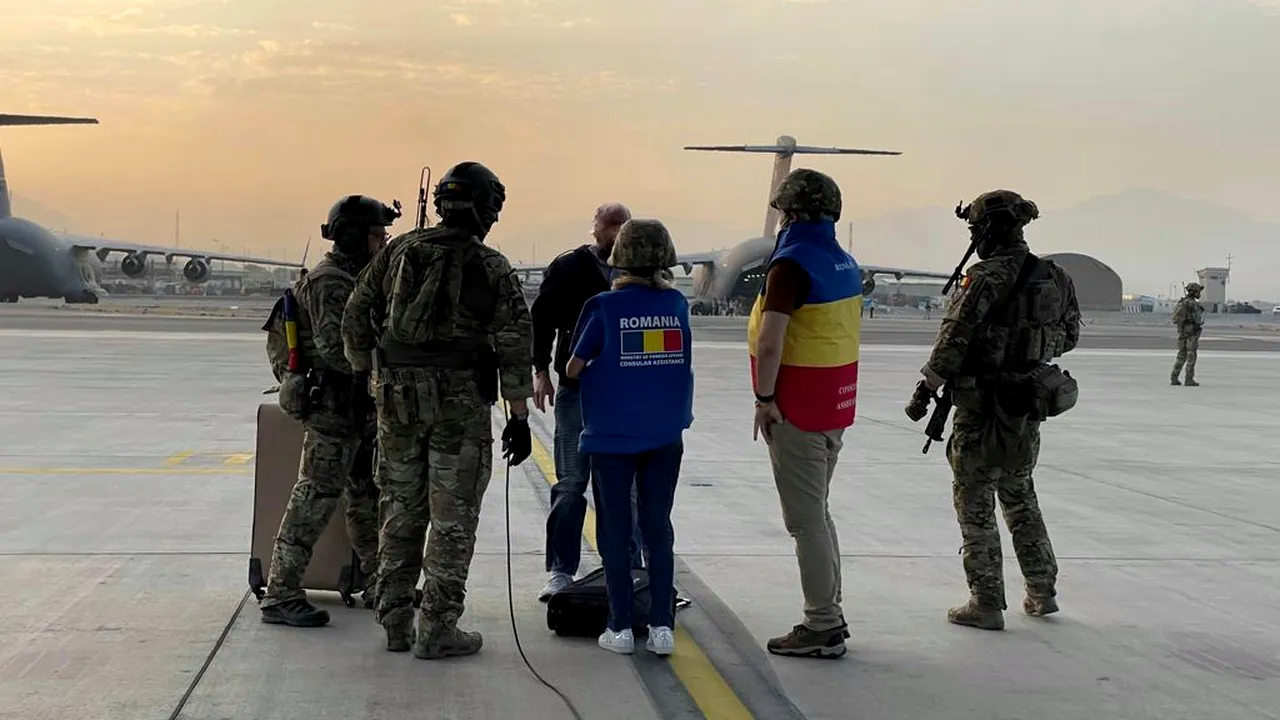 FOTO Un singur cetăţean român a fost evacuat pe cale aeriană din Kabul. Ceilalţi nu au reuşit să ajungă la aeroport