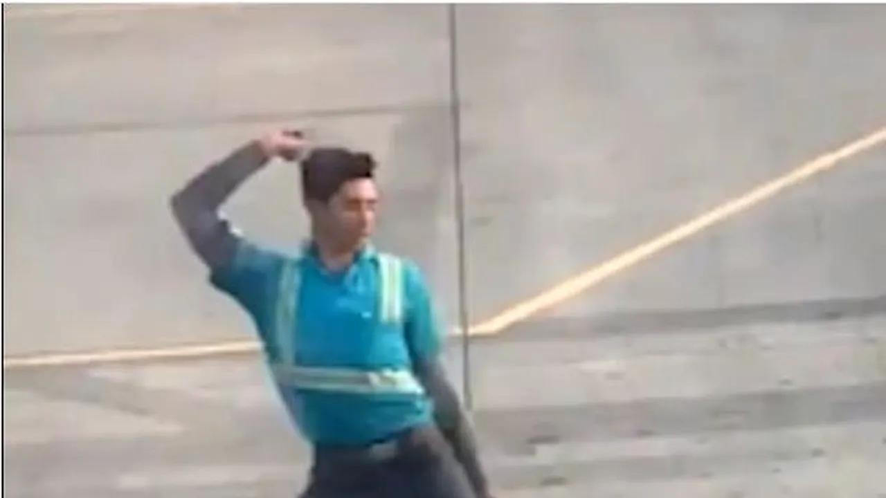Un angajat pentru manipularea bagajelor dansează spectaculos lângă un avion, chiar înainte de decolare. Întreaga scenă a fost filmată de pasageri | VIDEO