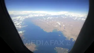 Detaliul pe care puţini pasageri îl observă: De ce sunt găurite ferestrele avioanelor