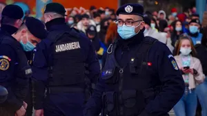 Protestele anti-mască. Zeci de amenzi date manifestanţilor din Galaţi. Jandarmii au descoperit cuţite şi un box asupra unor tineri