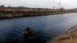 Maşină condusă de un minor, găsită într-un canal cu apă, după ce pasagerii şi şoferul au fugit